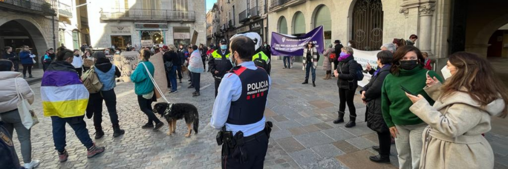 Presencia policial para contener transactivistas en concentración por los derechos de las mujeres en Girona